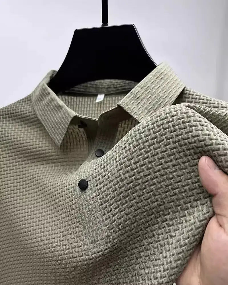 Discover our Shorts Lapel T-shirt – a stylish and comfortable short-sleeved polo shirt, perfect for business casual looks.